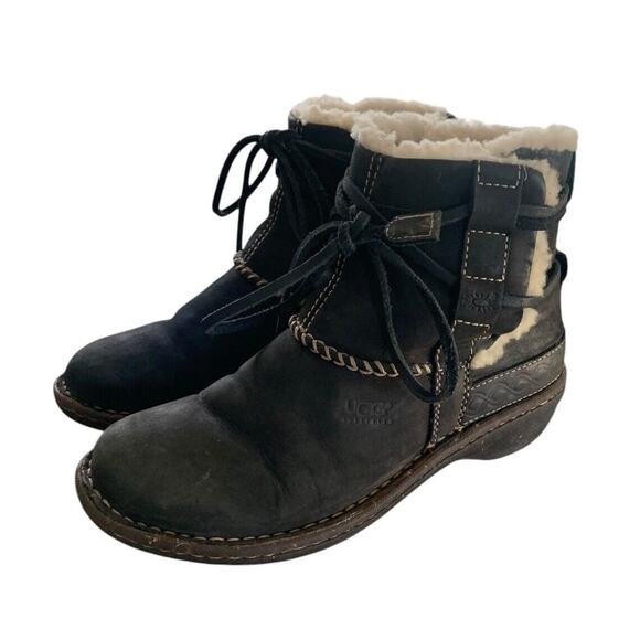 UGG Cove Winter Boots Womens Size 6 Black Leather Shearling Lined Comfort Shoes - Picture 2 of 10